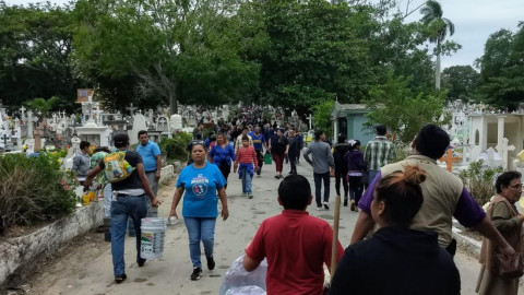 Acuden a los panteones de Tampico 25 mil personas