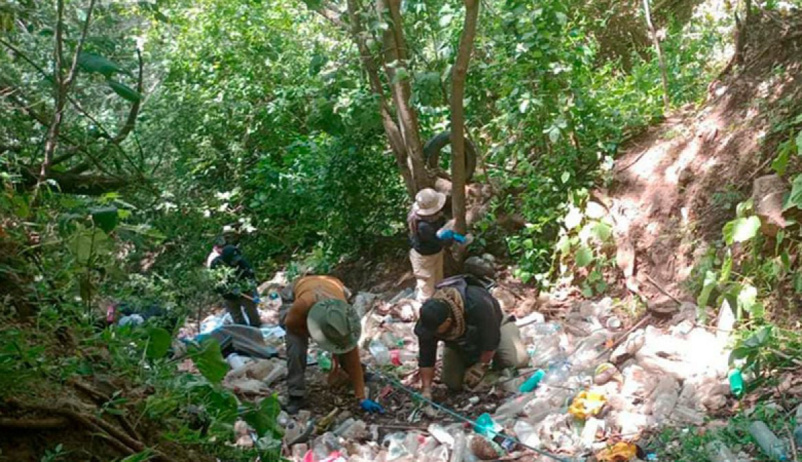 Hallan al menos 45 osamentas en una barranca en Michoacán