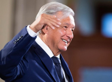 AMLO acepta foto con Vicente Fox