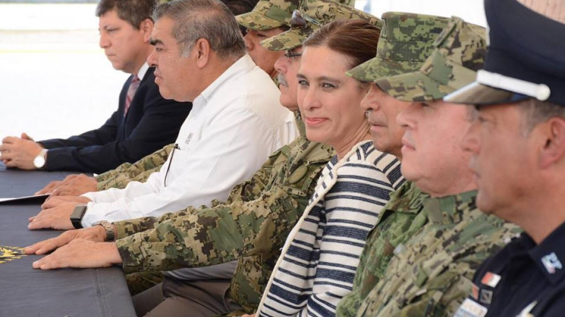 Asiste alcaldesa a entrega-recepción del Mando de Armas