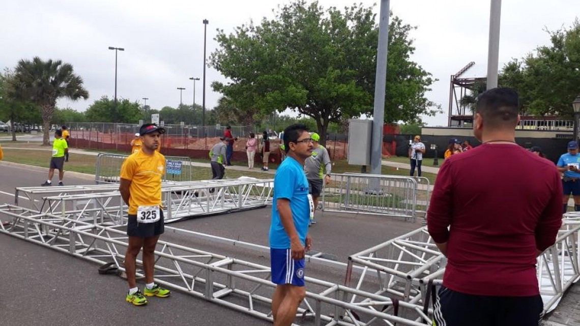 Estructura metálica aplasta a corredores