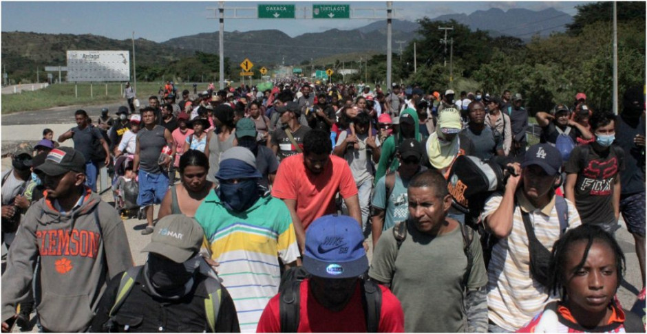 Caravana de migrantes deja Chiapas e ingresa a Oaxaca