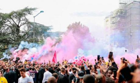Neymar causa euforia en su llegada a París