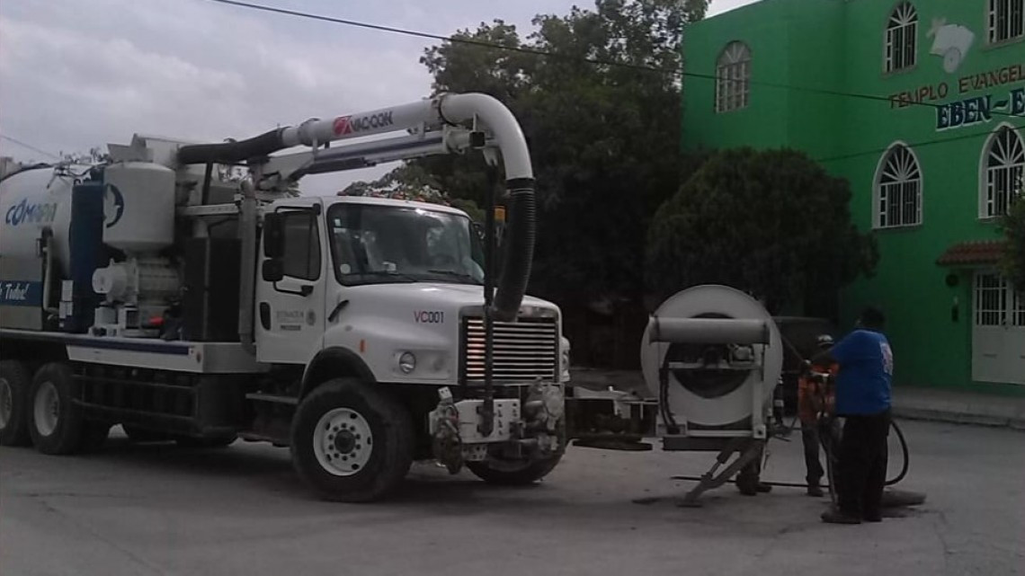 Limpian colector y líneas generales de drenaje