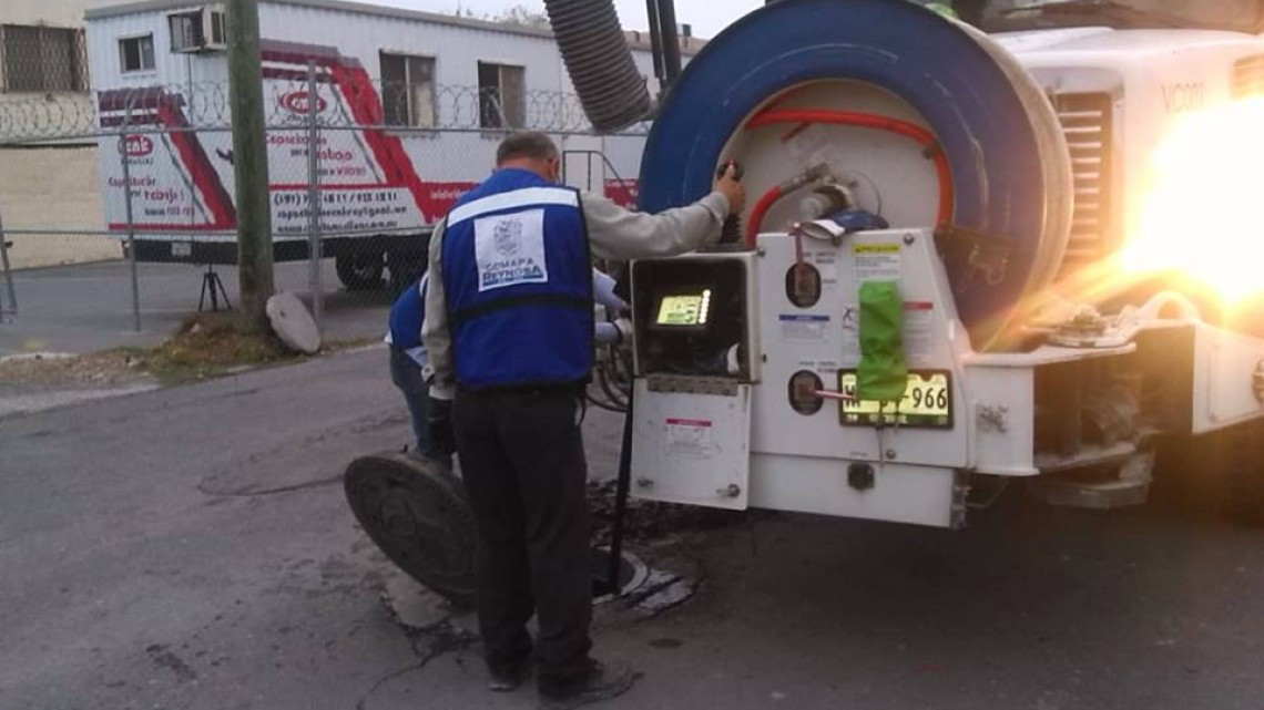 Comapa trabaja con equipo vactor