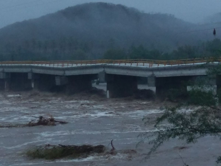 Cierran puente en Oaxaca por "Beatriz"