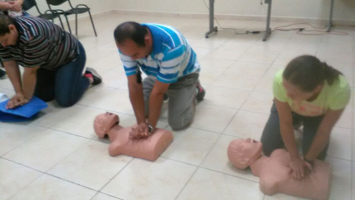 Capacitan a personal encargado de campamentos de verano