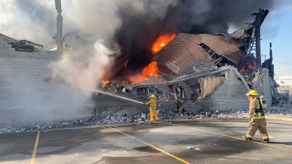 Se incendia fábrica de Santa Catarina; desalojan 140 trabajadores 