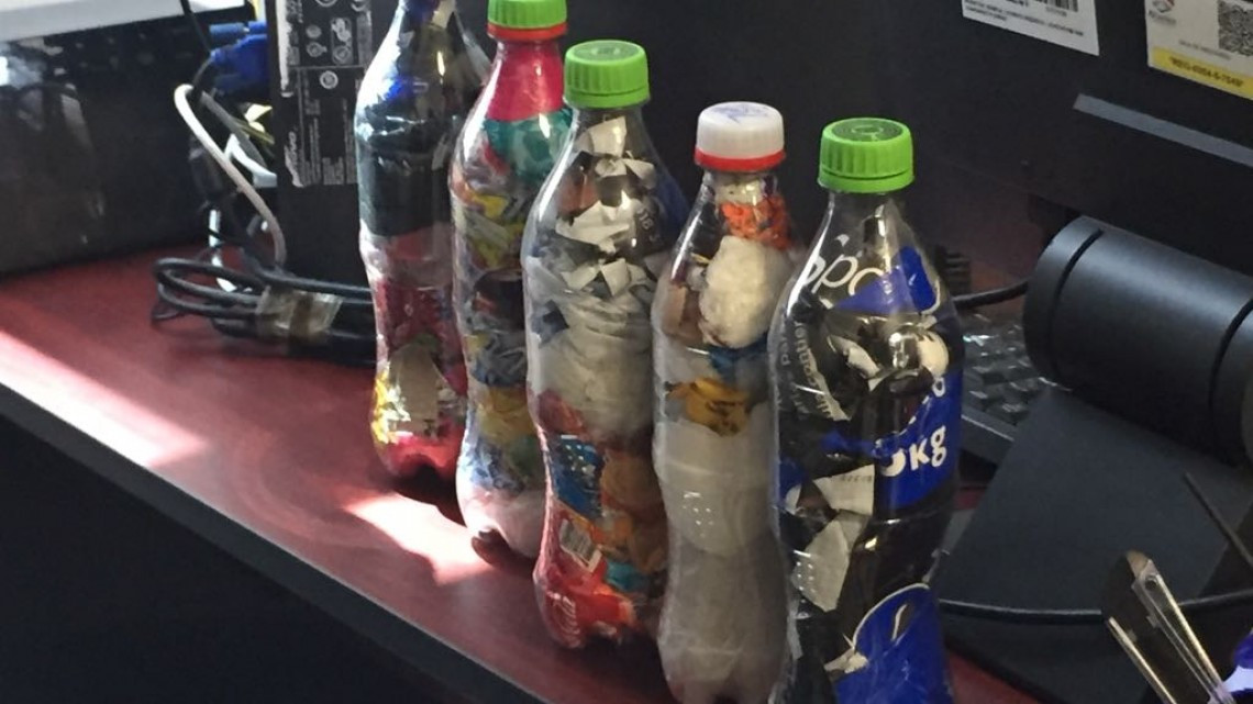 Realizan proyectos utilizando botellas de plástico para la construcción