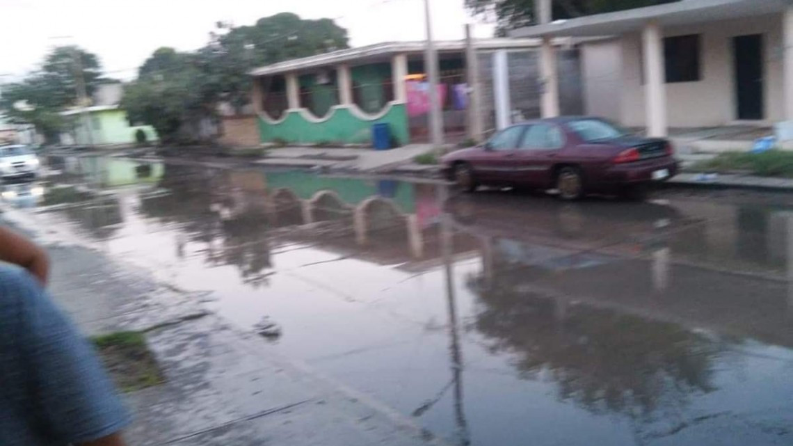 Bloquean calles para exigir reparación de fuga de aguas negras