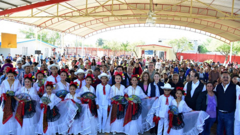 Benefician DIF y Ayuntamiento a familias de la colonia Carlos Cantú 