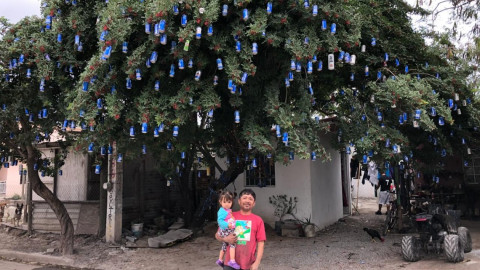 Mecánico decora árbol navideño con latas de cerveza