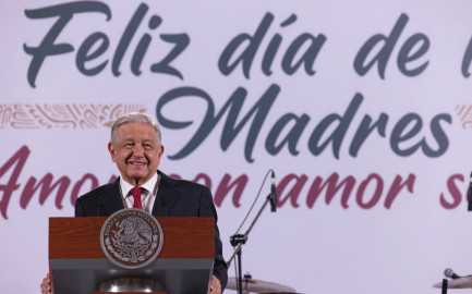 Felicita AMLO a las mamás por el 10 de mayo; anuncia concierto en la mañanera