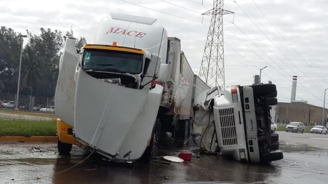 Chocan trailers y generan caos vial en Altamira