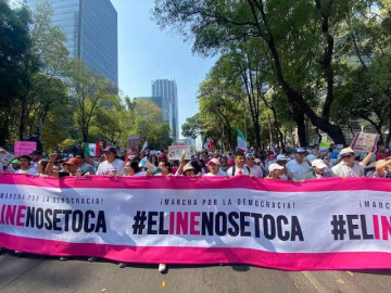 Marchan en el Zócalo para defender permanencia del INE