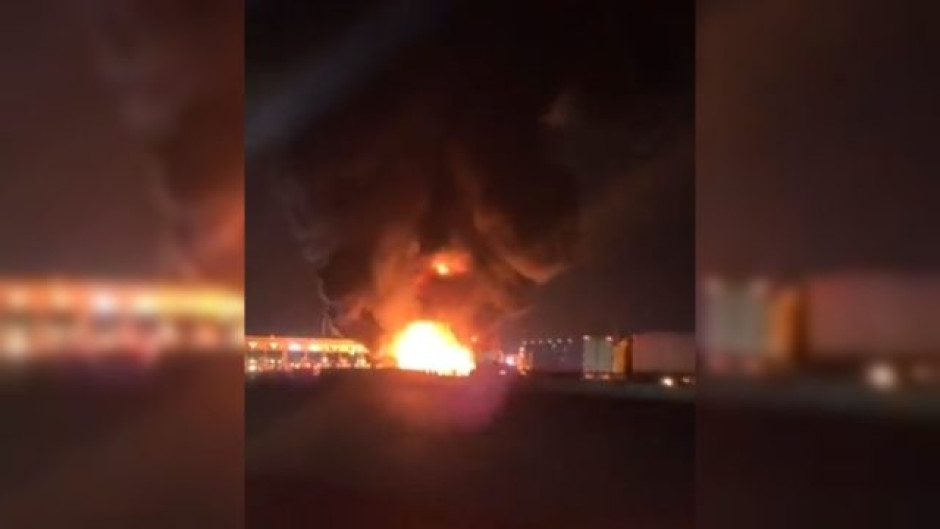 Pipa se vuelca y se incendia caseta de Tultepec 