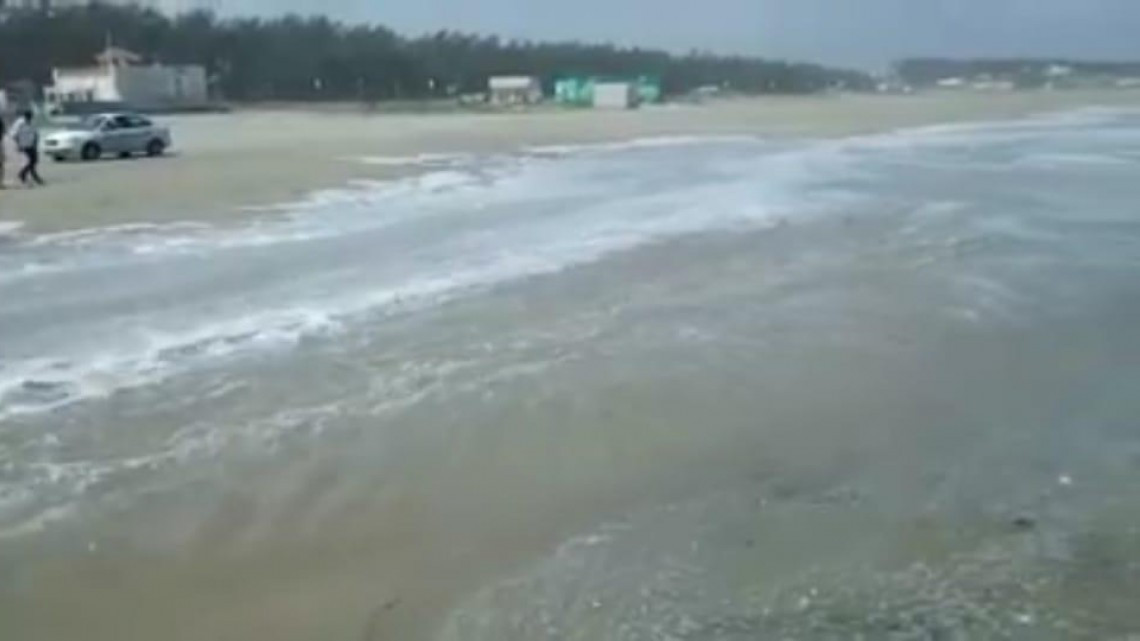 Se sale el mar en playa Miramar