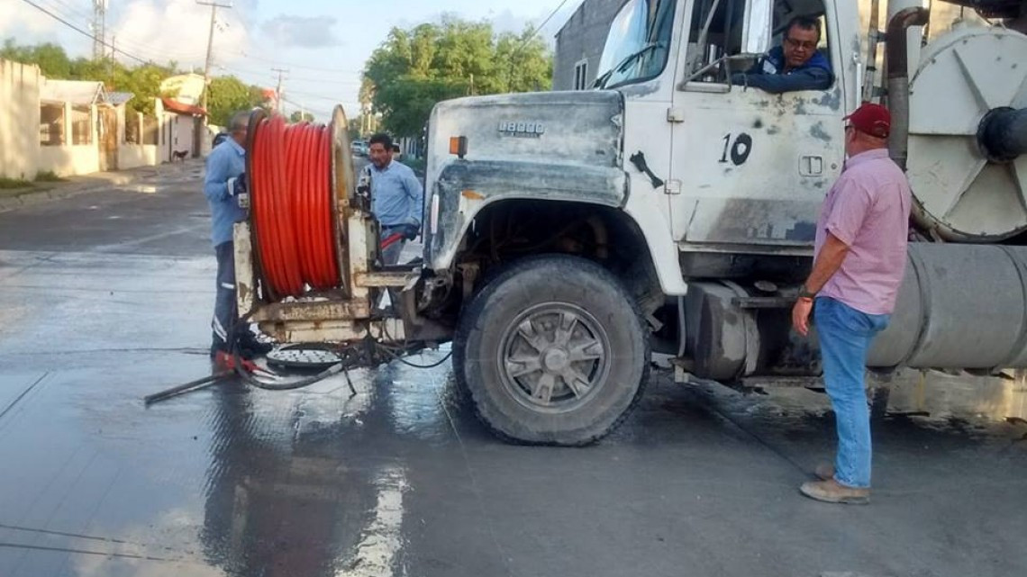 Comapa trabaja con equipo vactor