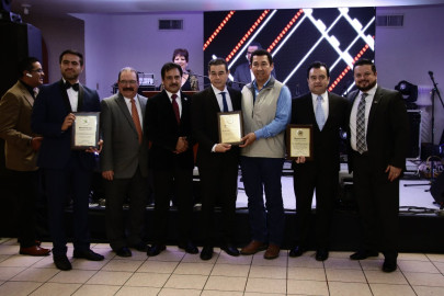 Felicita Alcalde Mario López a integrantes de agrupación Comunicadores Unidos A.C.