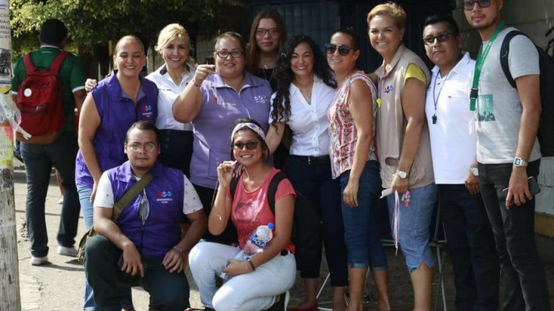 Diputada federal entrega silbatos de alerta a mujeres