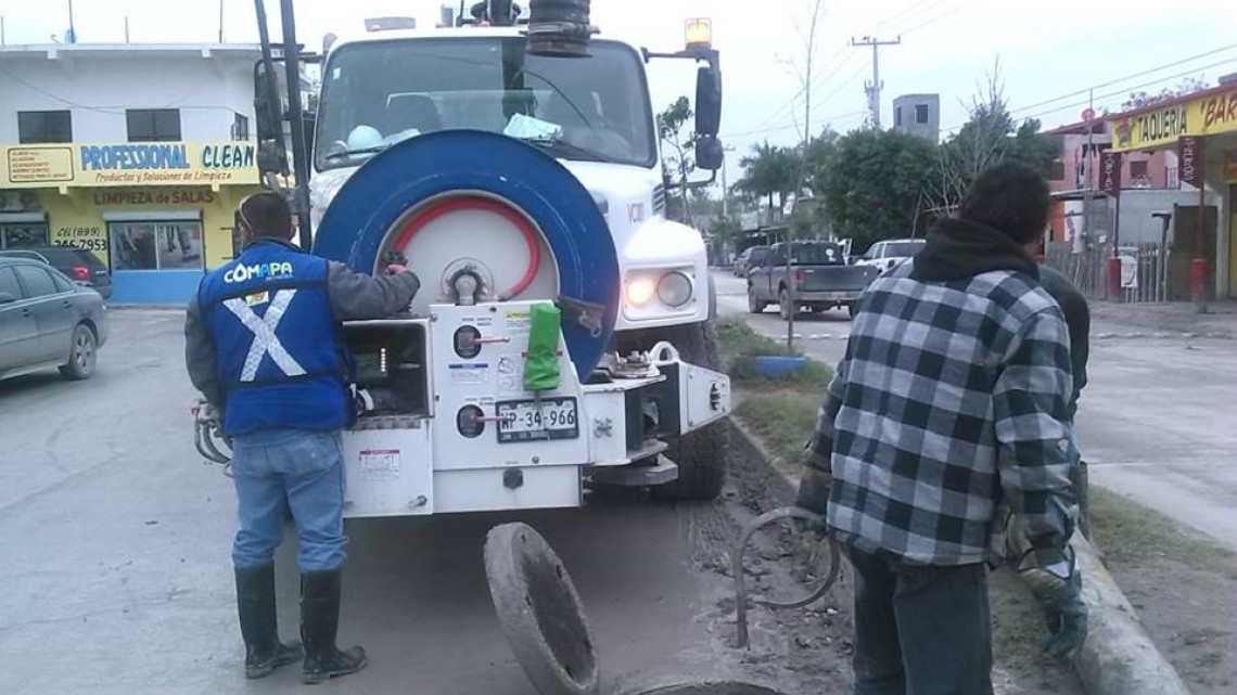 Comapa trabaja con equipo vactor