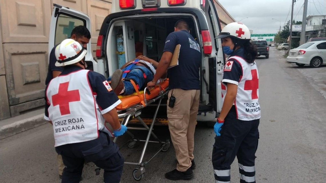 Cae motociclista en alcantarilla y sale lesionado 