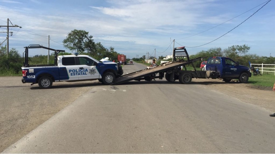 Policías estatales chocan contra trailer