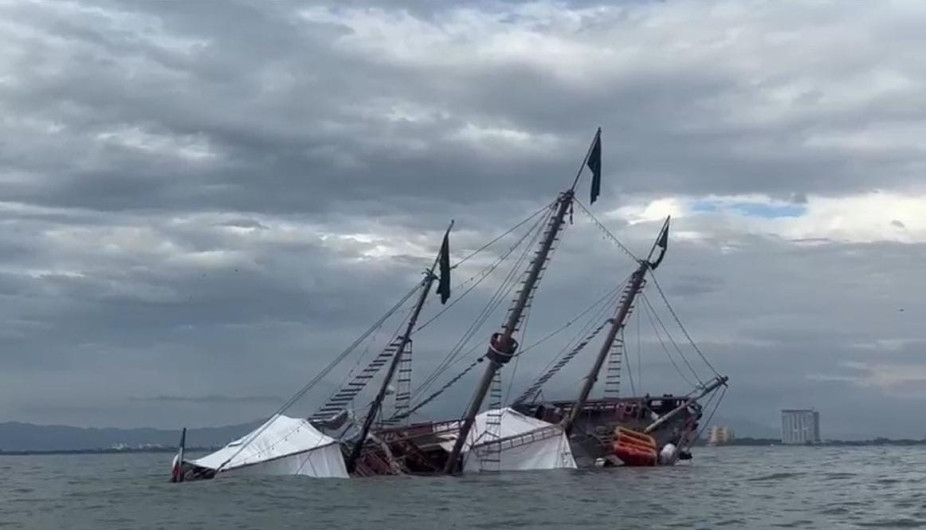 Se hunde el histórico galeón turístico 'Marigalante' en Puerto Vallarta