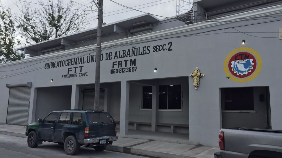 Celebran albañiles su día con empleo