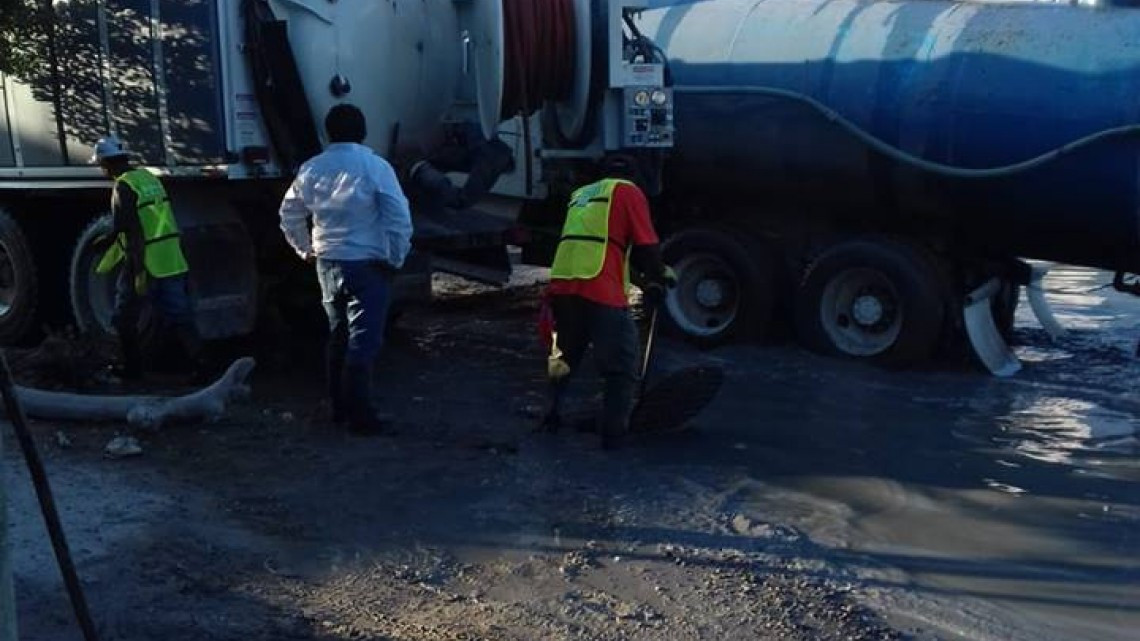 Comapa trabaja con equipo vactor