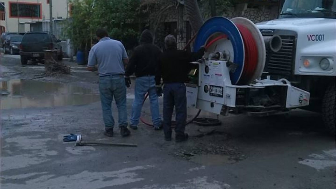 Comapa trabaja con equipo vactor