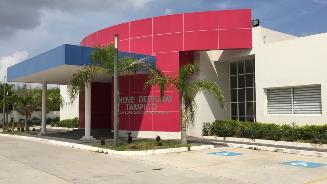 Invadido de maleza la Unidad Especializada en Cáncer de Mama de Tampico