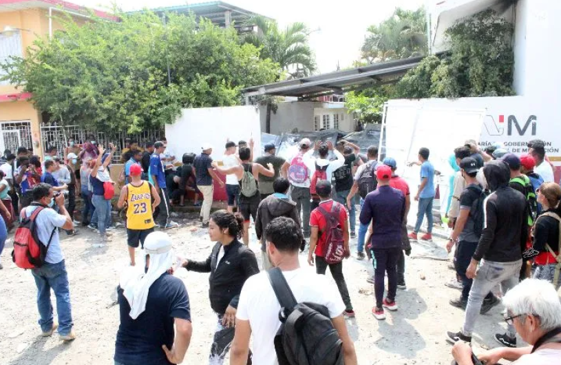 Suspende INM servicios en Tapachula tras trifulca de migrantes 