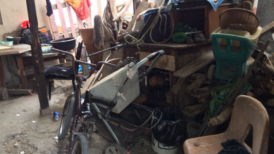 Solicita familia pañales y materiales de curación