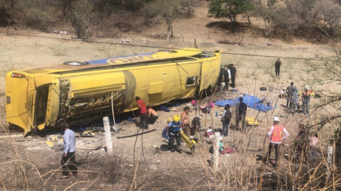 6 muertos y 24 heridos tras volcadura de camión en Puebla 