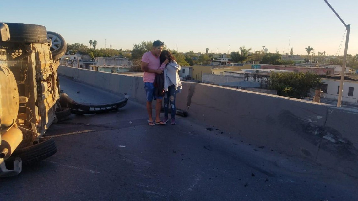 Vuelca camioneta en puente Roberto Guerra