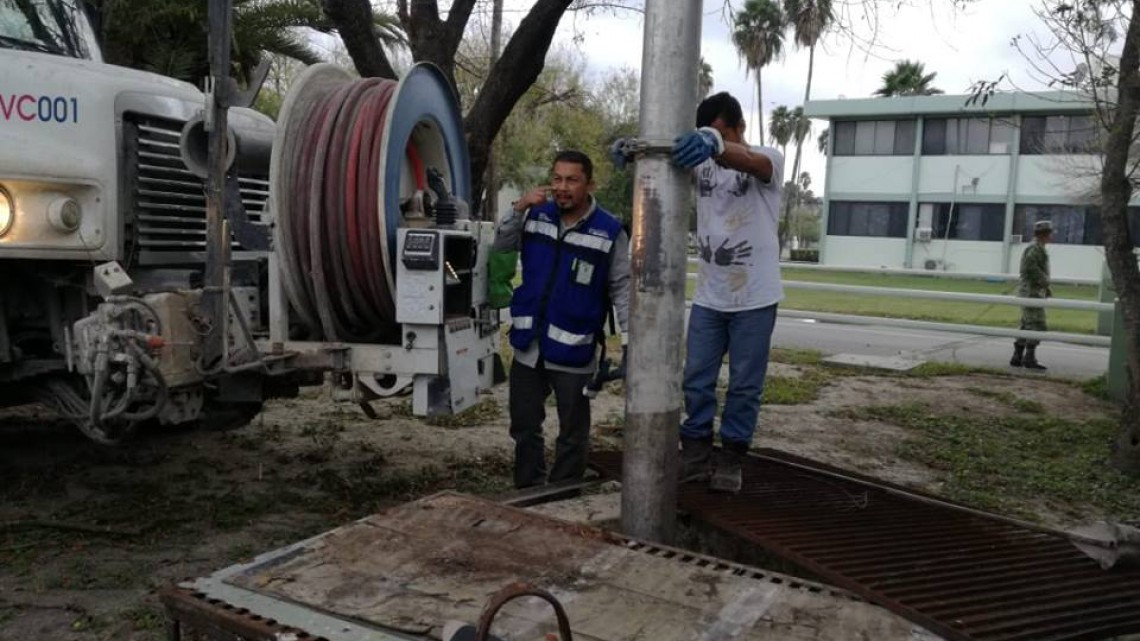 Comapa trabaja con equipo vactor