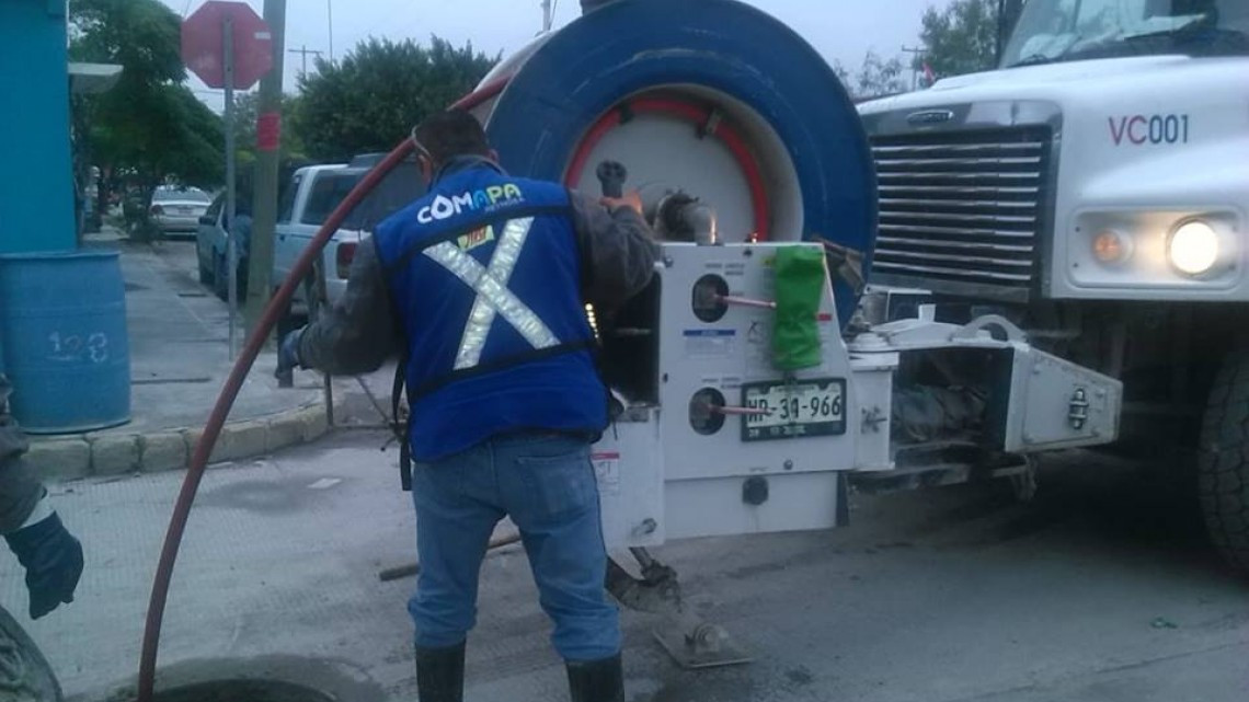 Comapa trabaja con equipo vactor