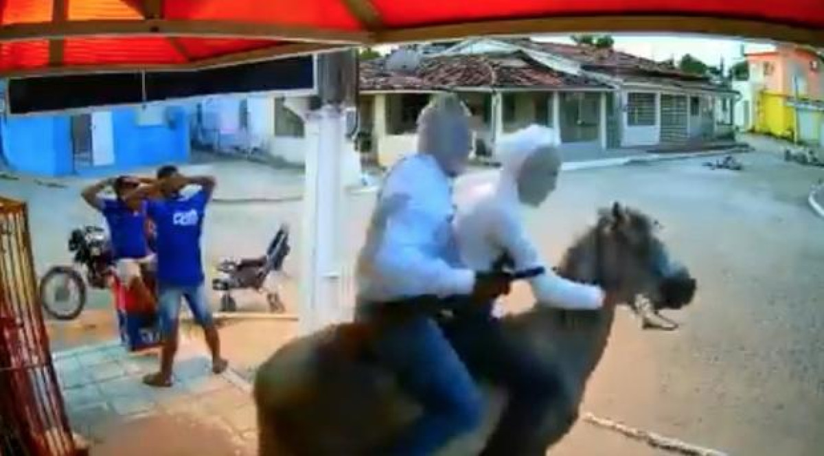 Hombres armados asaltan tienda ¡a caballo!