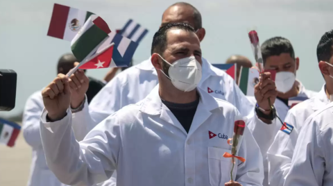 México sumará 436 médicos especialistas cubanos trabajando en el país; Ya están en 9 estados