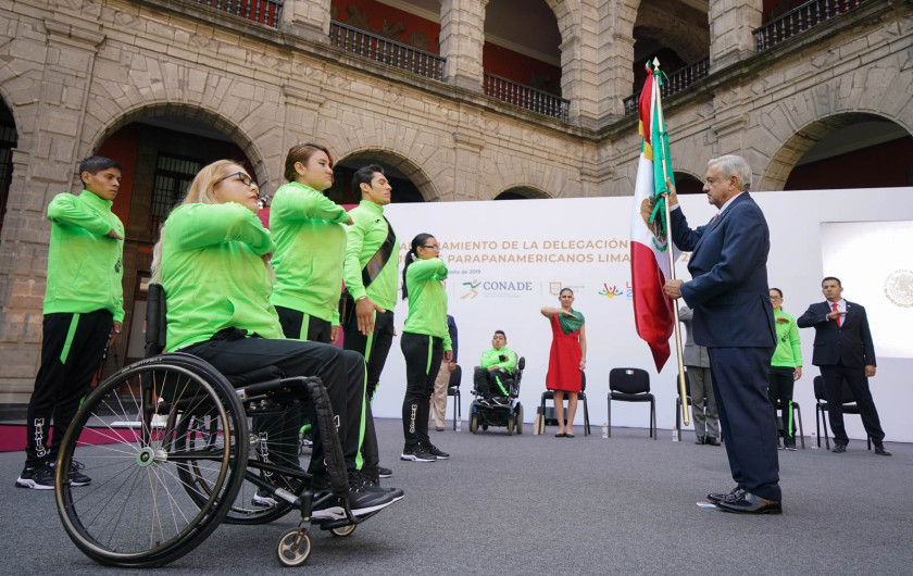 Abandera AMLO a la Delegación que participará en los Juegos Paralímpicos de Tokio 2020