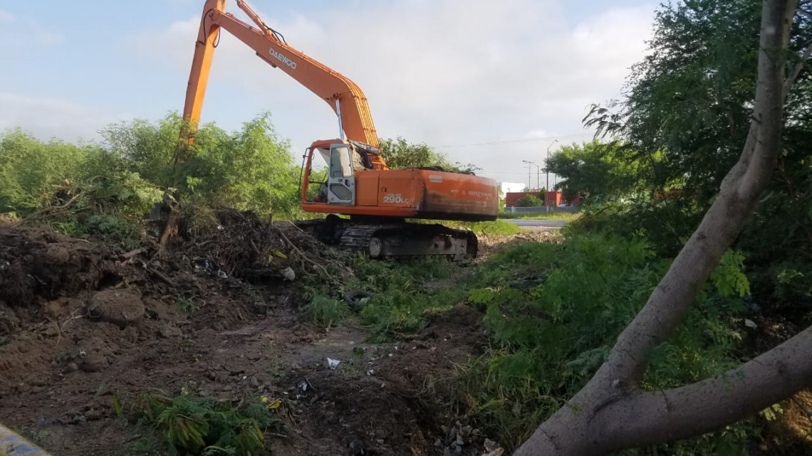 Desazolvan cuadrillas municipales dren pluvial