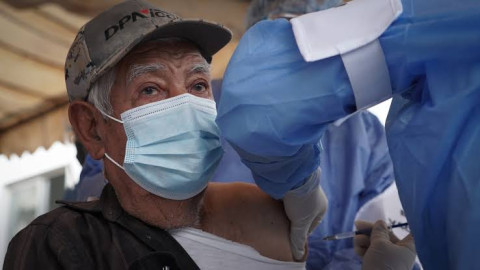 Amplían un día la vacunación contra Covid para adultos mayores en módulo "El Patinadero" 