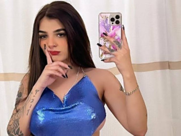 Karely Ruiz dona botellas de agua potable por escasez de agua en Nuevo León