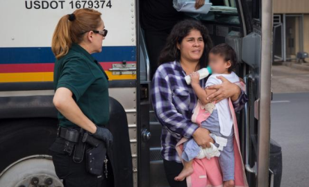 Al menos 70 menores se han presentado en Tribunales de migración