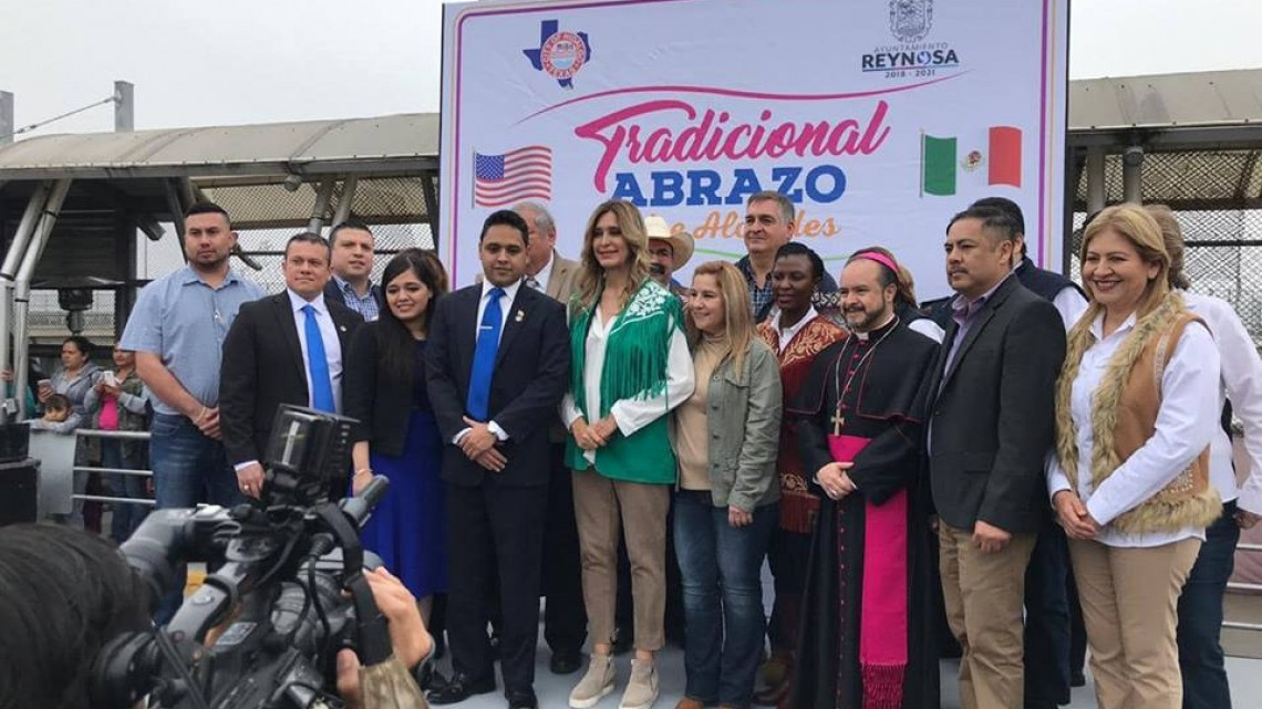 Presiden Alcaldes de Reynosa e Hidalgo, ceremonia del abrazo