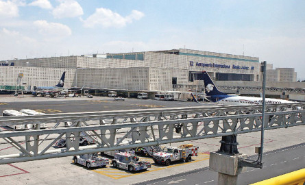 Reducción de operaciones en el AICM, para evitar problema mayor: AMLO