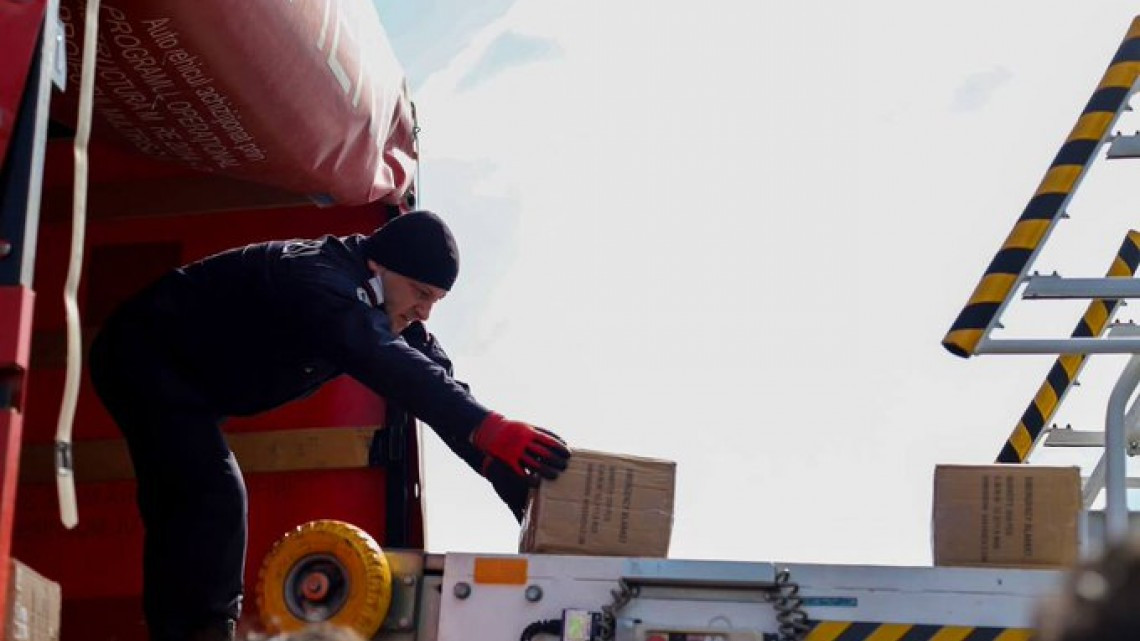 Llega segundo avión de la FAM a Rumania; entrega ayuda humanitaria a refugiados