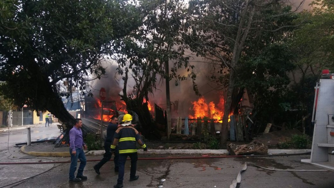 Fuego consume cuarterías de madera en Madero