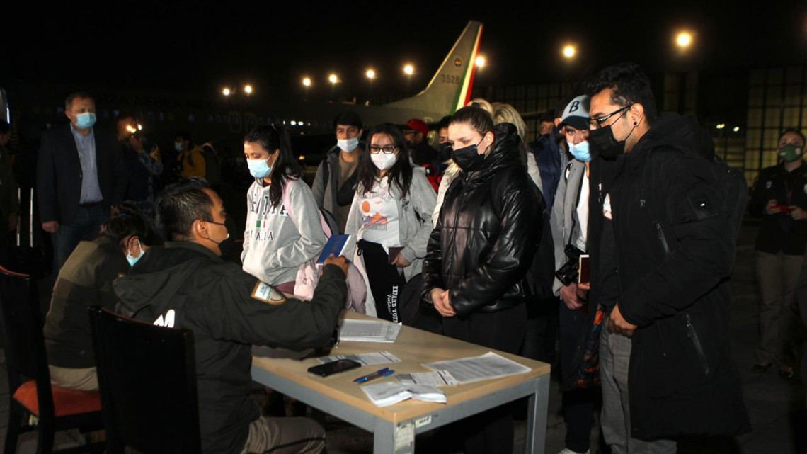 Llega a México el avión con mexicanos evacuados de Ucrania